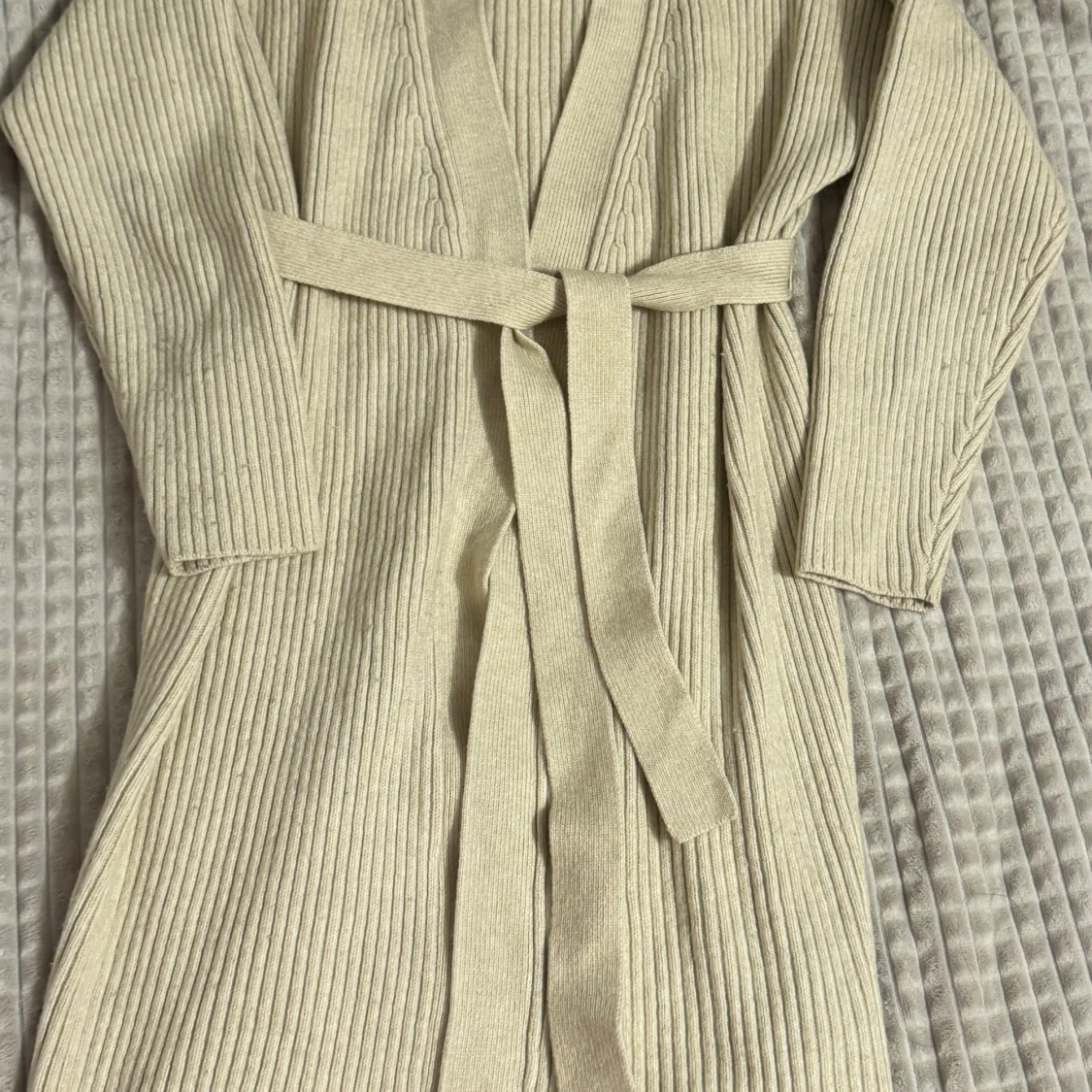 Beige ribbad kofta med bälte