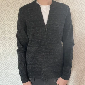 NN07 zip up  - En riktig fet NN07 zip up i extremt skönt material sitter perfekt, extremt bra skick nypris runt 2 k , hör av dig vid fler frågor eller funderingar 