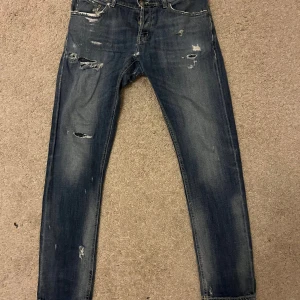 Dondup jeans  - Ett par dondup jeans med slitningar. Storlek 32. 