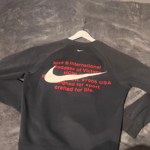 Vintage nike sweatshirt - Vintage nike tröja med två swoosh loggor på framsidan samt tryck på ryggen. Storlek S men passar också M 