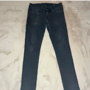 Dondup George - Riktigt feta Dondup Jeans i modell George. Jeansen är i riktigt bra skick. Om du har någon fråga är de bara att skriva
