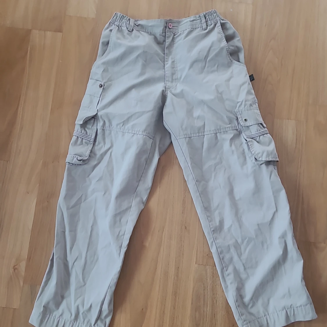 Beige cargobyxor från Walk by Texpak