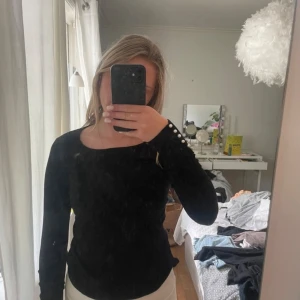 Svart tröja med knappar från Orsay - Snygg svart tröja från Orsay med dekorativa knappar längs ärmarna. jätteskön men kommer tyclrrr inte till användning 