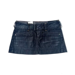 Mörkblå jeanskjol från Lee - Snygg mörkblå jeanskjol från Lee med två framfickor och två bakfickor. Kjolen har en kort modell och stängs med två knappar framtill. Aldrig använd med lapp kvar! 💘💘