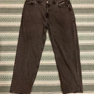 Sweet SKTBS jeans - Säljer ett par gråa jeans från Sweet SKTBS i storlek XL. Mycket bra skick, lite sliten längst ned som syns på sista bilderna. Bara att fråga om du har några funderingar.