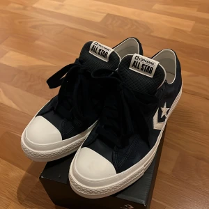 Converse All Star  - Sprillans nya All Stars i storlek 42,5. Dem är endast använda en gång vilket inte ens syns, Enligt mig är Storlekenn true size😄 Dem är slutsålda nästan överallt i denna färg, superfräscha skor! Ge dig själv nått fint i julklapp🎁🎁 Pris är självklart diskuterbart!