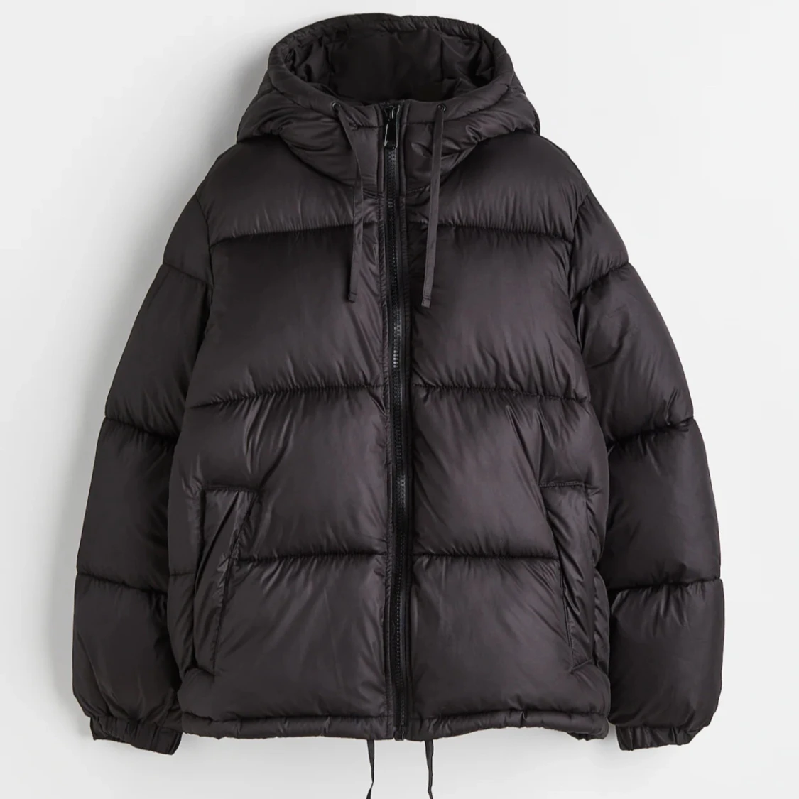 Svart pufferjacka med huva