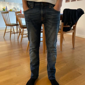 Nudie jeans  - Säljer dessa riktigt feta slim jeans från Nudie. Jeansen är i nyskick och har inte ett enda tecken på användning. Storleken på jeansen är W27/L32. Hör av er vid funderingar!👍