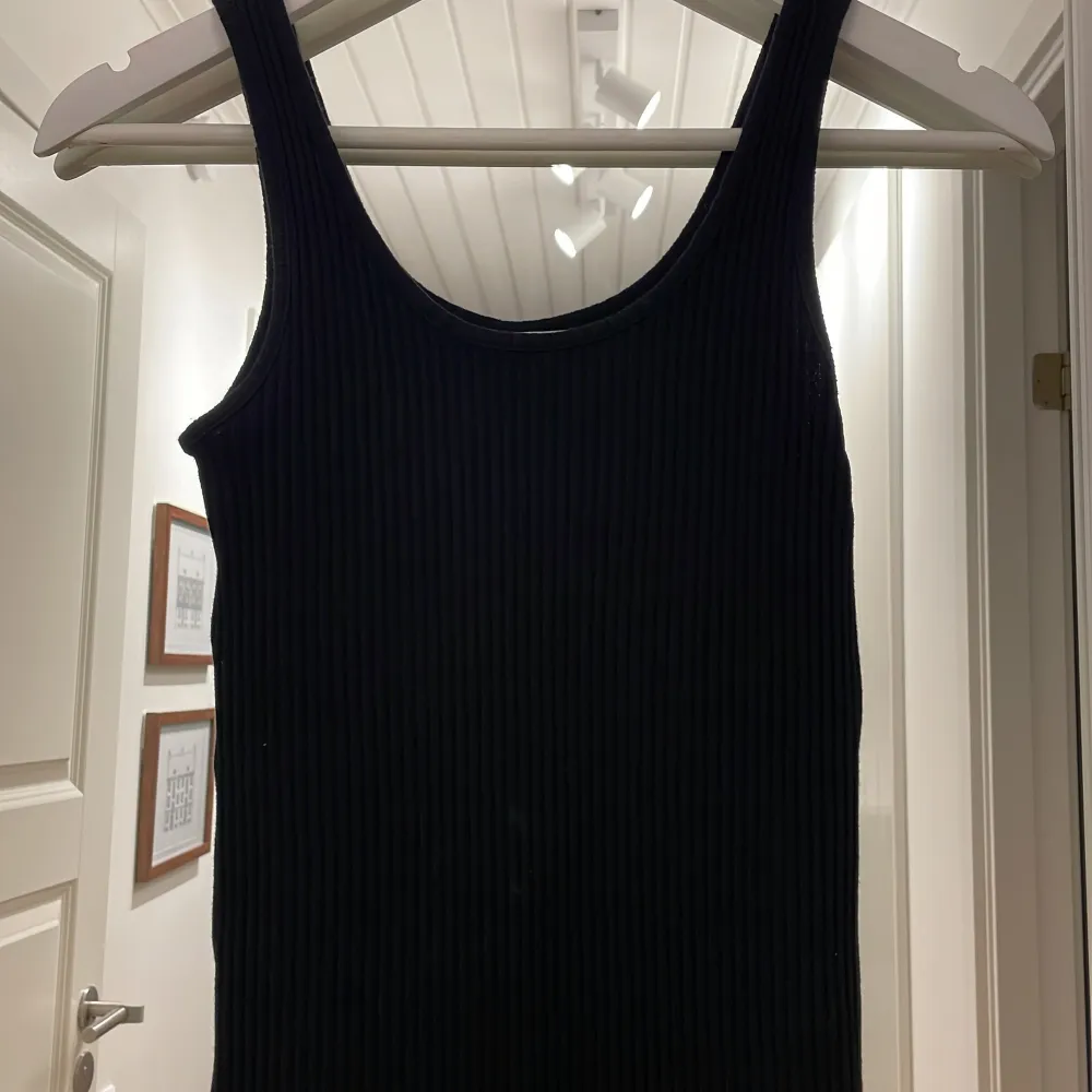 Svart ribbad klänning från H&M i strl XS 🖤 Använd några enstaka gånger!. Mekot.