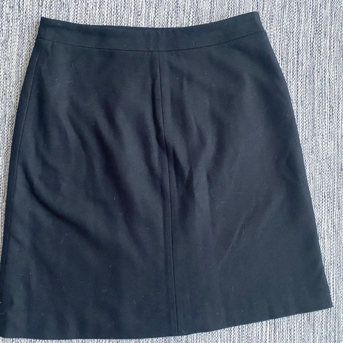 Ny svart omlottkjol i strl M från Filippa K i ull, modell wrap button skirt - 90
