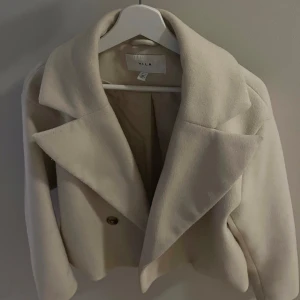 beige kappa vila  - Ljusbeige kappa från vila i stl 36, så fin och inga defekter 💗