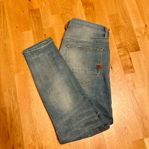 Blå jeans från G-Star RAW - Blå jeans från G-Star RAW, modell D-Staq 5-Pocket. De har en slim passform och klassisk femficksdesign. Använda ett fåtal gånger. W36, L34. Djur- o rökfritt hem.