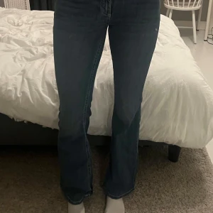 Lågmidjade jeans - Snygga lågmidjade jeans från nelly. Storlek 34 med midjemått på 34cm, innerben 84cm. I nyskick!