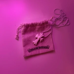 Chrome Hearts silicone necklace - Chrome hearts necklace in white, 2019. Tvär fet helt ny och går att justera. Påsen ingår. Lyfter varje outfit mycket kan inte förklara hur fet denna är.