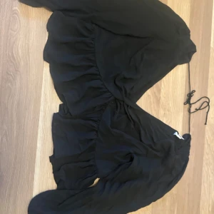 Svart blus från H&M - Storlek XL. Väldigt fin blus från H&M. Endast använd 2 gånger!