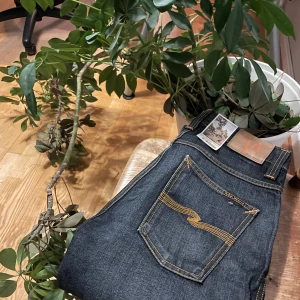 Mörkblå jeans från Nudie Jeans - Snygga mörkblå jeans från Nudie Jeans i modellen SLIM JIM| Helt oanvända |                 Storlek 30W 30L | passform slim/regular Köpta nyss för 1649kr Säljer nu 700              Pris kan diskuteras vid snabb affär