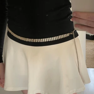 Silverkedja runt midjan - Säljer en jätte fin silvrig ”Waist chain” som är lätt att scystera så den passa just dig. Passa på och tveka inte att ställa frågor om ni undrar över något!! Obs kan finnas spår av rost, dock är det lätt att få bort.