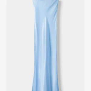 Klänning - Superfin ljusblå axelbandslös maxiklänning från Bershka. Perfekt för balen till sommaren! Klänningen på bilden är storlek S, säljer i storlek M, aldrig använd och prislappen är kvar och fortfarande i plasten från när jag köpte den ❣️(Skriv för fler bilder, blir litet format i annonsen)