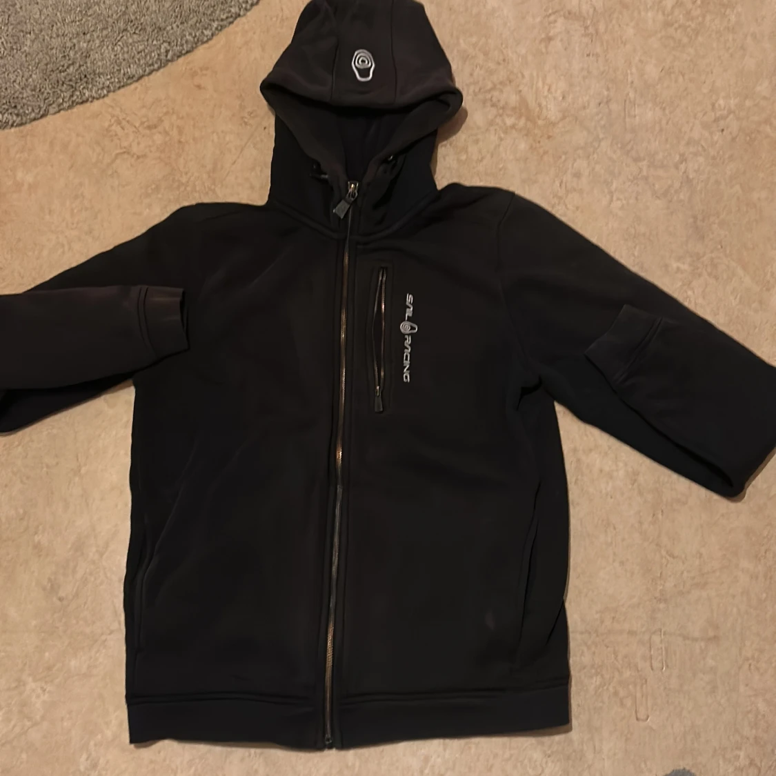 Svart hoodie från Sail Racing