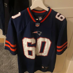 Patriots Jersey M - Hej! Säljer min Patriots jersey, använd maximalt 5 gånger. Köpt i spanien på en fotbollsbutik. Kvitto finns ej. Orginial pris 900kr