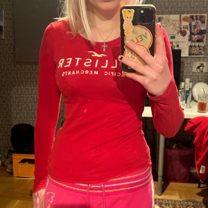 Långärmad hollister tröja - Super snygg långärmad tröja från Hollister med tryck på framsidan. Den har ett jätte litet hål på höger ärmen (se sista bilden).