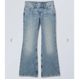 Blå bootcut jeans - Snygga blå bootcut jeans med  låg midja från weekday.  Har bara testat men glömde att returnera 💞      nypris: 590 kr.                                    Innerbenslängd: ca 84 cm 