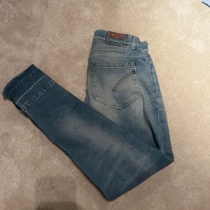 Slim dondup Jeans! - Dondup är enligt mig trendigaste jeansen på marknaden. Denna modell på jeansen heter George och just de hära jeansen är destroyed från fabrik vilket är sjukt snyggt! Dessa jeans är i storlek 29 och sitter slim. Ny pris =3900kr, Mitt pris = 899