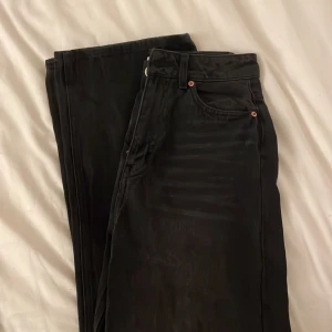 Raka jeans dam storlek 36 - Raka dam jeans svarta i storlek 36, aldrig använda. Något högmidjade 