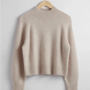 Beige stickad tröja - Slutsåld mysig beige stickad tröja med ribbade detaljer. Använd max 5 gånger och säljs eftersom den inte kommer till användning. Skriv privat för fler bilder. Orginalpris: 700kr, pris kan diskuteras🫶🏻