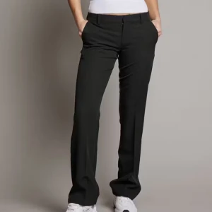 Svarta lågmidjade kostymbyxor bikbok - Svarta low waist kostymbyxor från bikbok i deras vera modell. Storlek 34. Använd köp nu🫶🏼