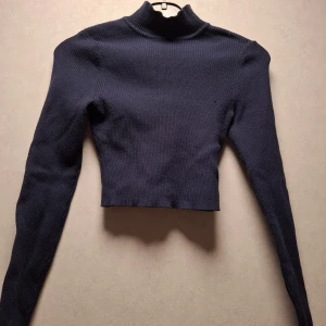 Croppad långärmad tröja - Mörkblå croppad tröja från H&M. Knappt använd så den är i bra skick.