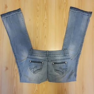 Blå bootcut jeans - Skit snygga ljusblå lågmidjade bootcut jeans med snygga sömmar, säljer då dom tyvärr är för korta för mig❤️ den enda "deffekten" är att jag sprätta upp dom längs ner, men det är inget som märks🙏  midja - 37cm total längd - 104cm 