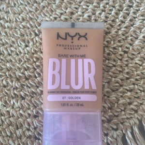 Bare With Me Blur Foundation från NYX - NYX Bare With Me Blur Foundation i nyansen 07 Golden. Denna foundation ger en jämn och naturlig finish med en lätt täckning. Perfekt för en daglig look.