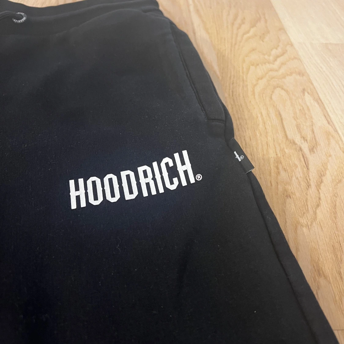 Svart hoodie och byxor från Hoodrich - 92