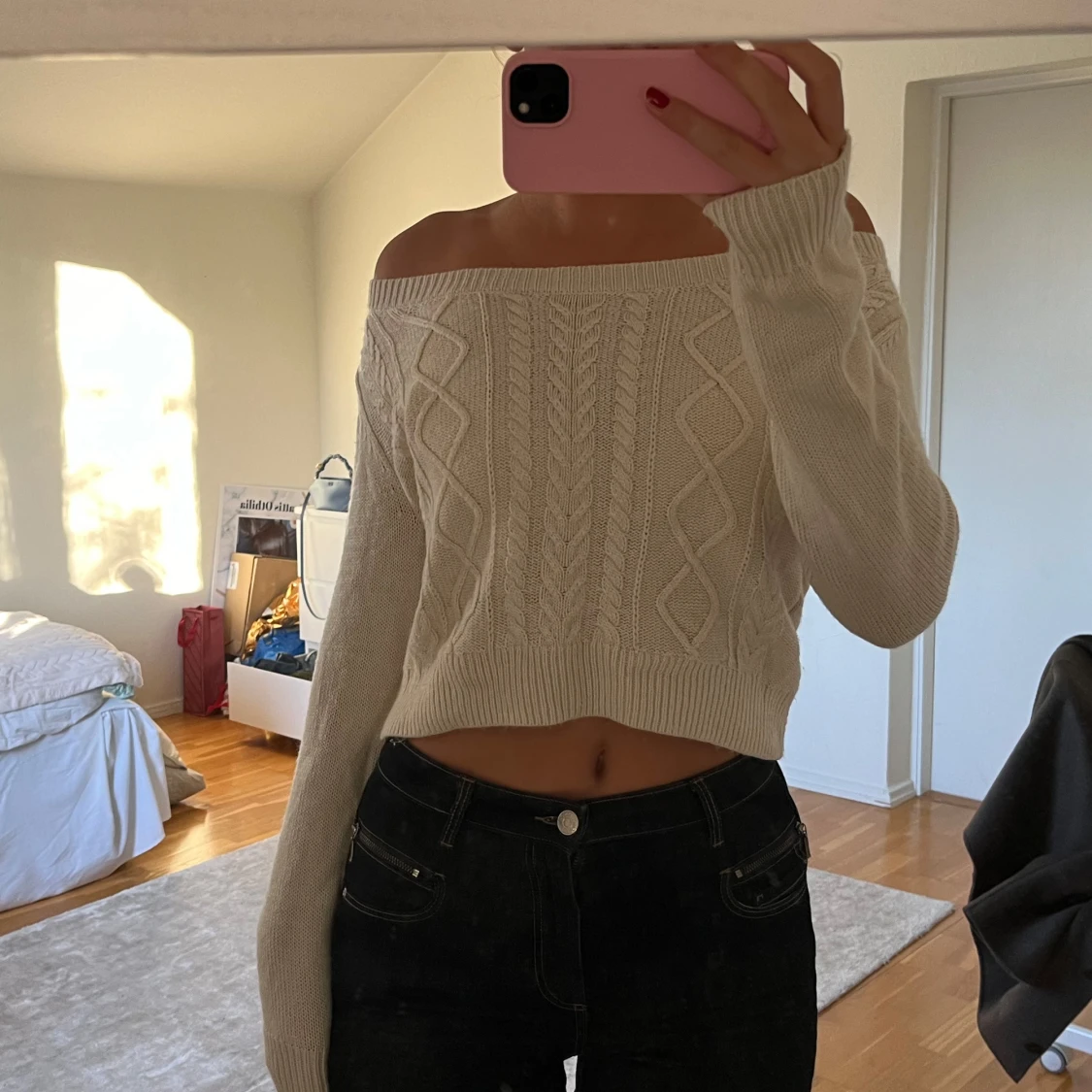 Beige offshoulder stickad tröja