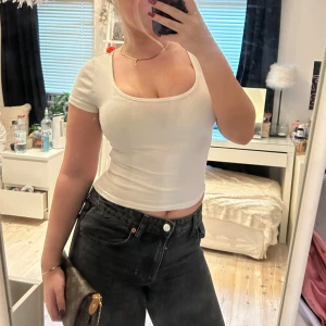 Vit ribbad topp - Säljer en stilren vit ribbad topp med korta ärmar och fyrkantig halsringning. Har ett hål, se bild ❤️