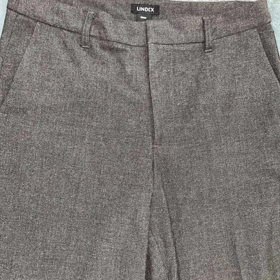 Grå kostymbyxor från Lindex - 91