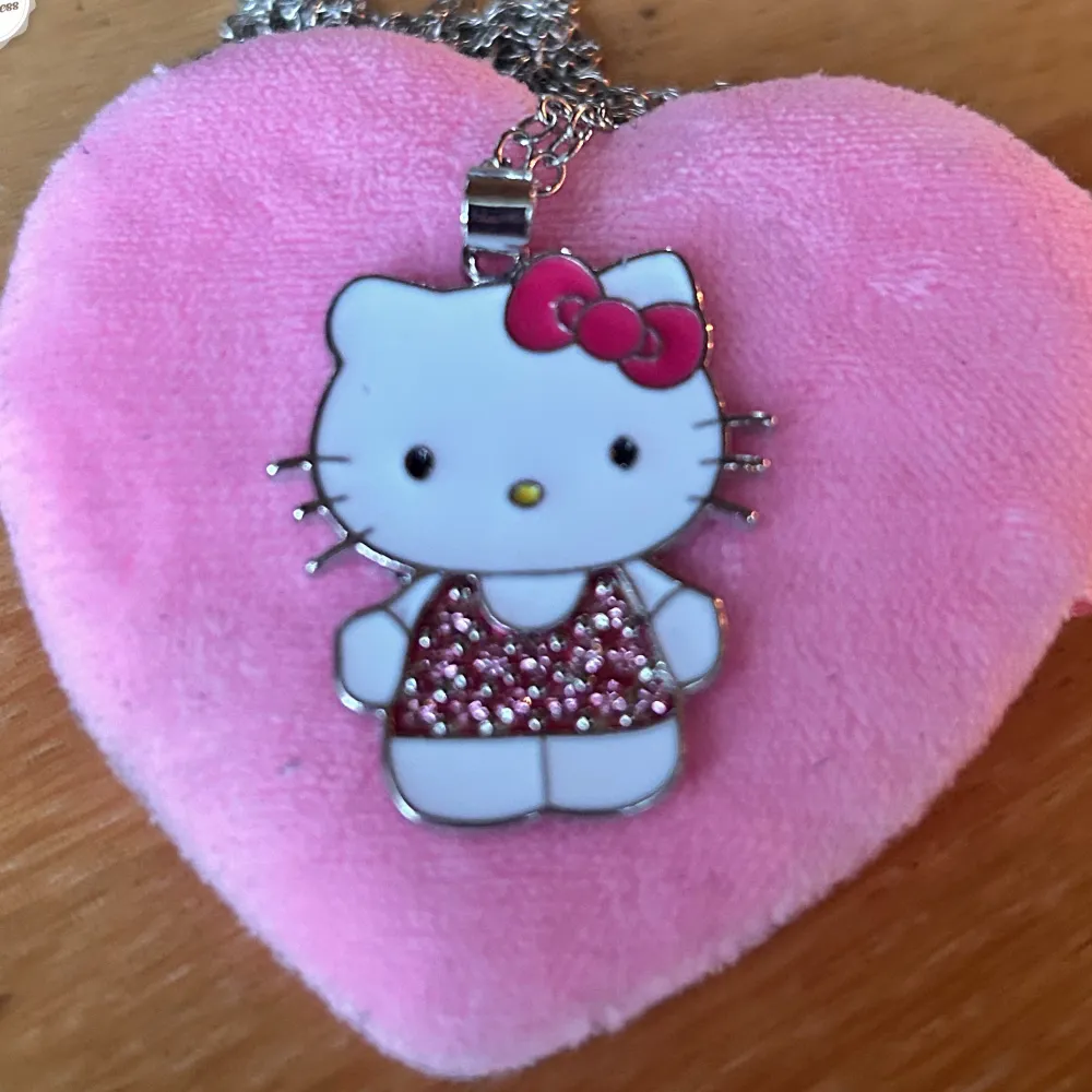 Sött halsband med Hello Kitty-motiv och strass. Kedja medföljer. Nytt!. Asusteet.