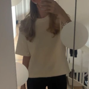 Stickad T-shirt  - Säljer denna populära stickade T-shirten från ginatricot💞