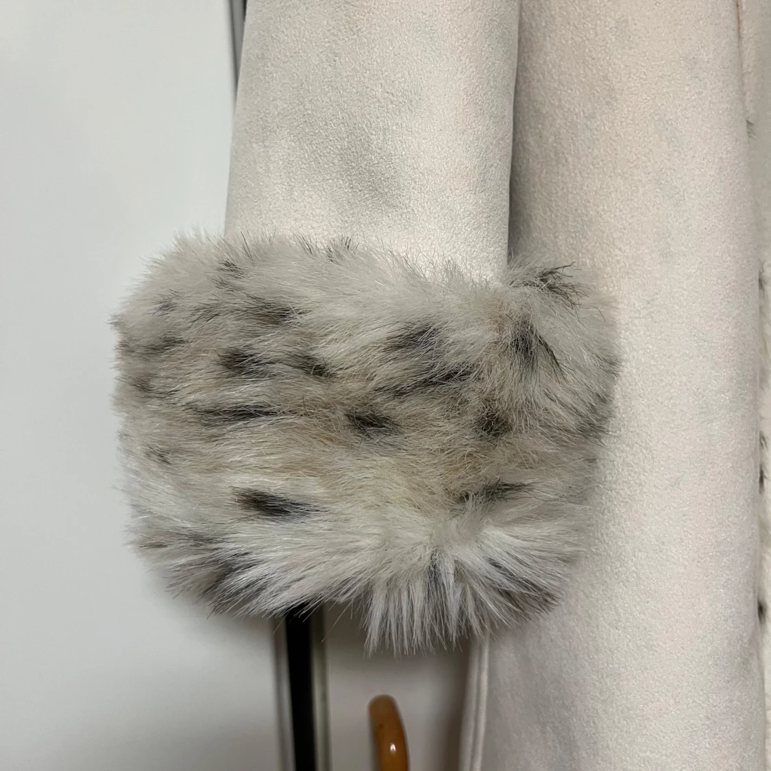 Vit kappa med fuskpäls från KRISS Sweden - 92