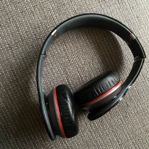 Hörlurar med kabel på köpet. -  Detta är väldigt bra hörlurar som ni också får en kabel på köpet. De är inte använda så mycket och hör av er om ni vill ha mer information. 