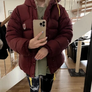 Vinröd dunjacka från Fjällräven - Säljer en vinröd dunjacka från Fjällräven. Jackan är en gammal modell. Skriv gärna prisförslag! Köp inte direkt!