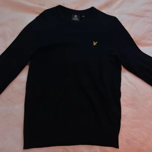Svart tröja från Lyle & Scott - Svart tröja/pullover från Lyle & Scott. Oanvänd i storlek M, men passar även S. Klassisk passform