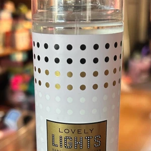 SJP "Lovely Lights" Body Mist! - "Lovely Lights" Body Mist från Sarah Jessica Parker. 236 ml. Ny och plomberad. 