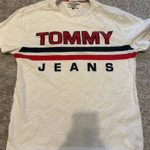 Vit t-shirt från Tommy Hilfiger - Använder inte längre 