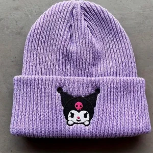Lila stickad mössa med Kuromi-motiv! - Snygg lila stickad mössa med en broderad Kuromifigur framtill. Perfekt för att hålla värmen under kyliga dagar. Den ribbade designen ger en skön passform och strechigheten gör att den passar både barn och vuxna. Ny!