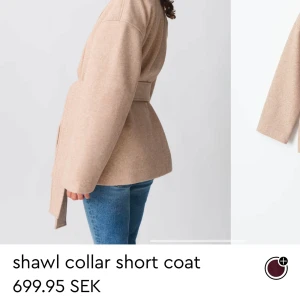 Beige kappa med sjalkrage - Snygg beige kappa med sjalkrage och knytskärp i midjan. Köpt på Gina tricot för ca 2 månader sen men endast andvänd en gång, som ny. Slutsåld. Nypris: 700kr 💗