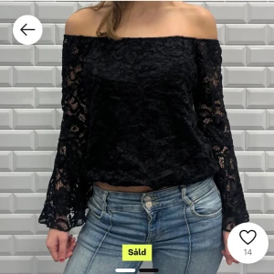 Svart offshoulder spetsblus - Sjukt snygg pdf shoulder topp från hollister💓Fint skick, perfekt till middag/fest. Har ”utsvängda” armar, jätte snyggt💗