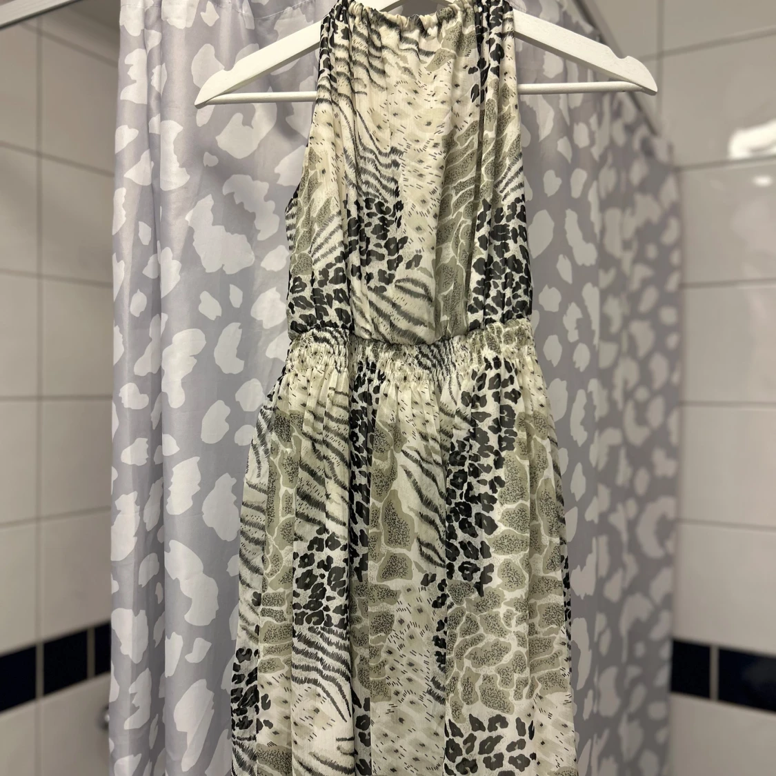 Mönstrad klänning med djurmotiv