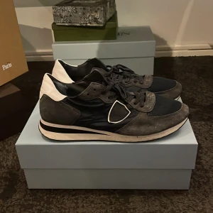 Philipe Model - Säljer nu dessa Philipe Model dojor i storlek 43 som är i en bra skick och sugna på att bli använda.